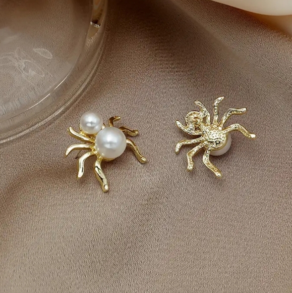 🕷🕷NEW🕷🕷GORGEOUS!! Faux Pearl Spider Earrings in 925 Silver Posts - Picture 4 of 16